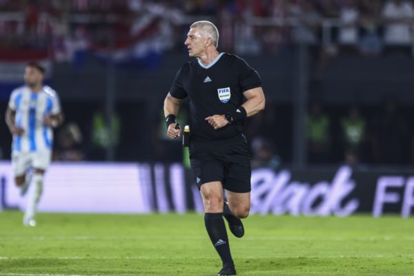 Foto colorida do Árbitro Anderson Daronco, durante Paraguai x Argentina, em 2024 - Metrópoles