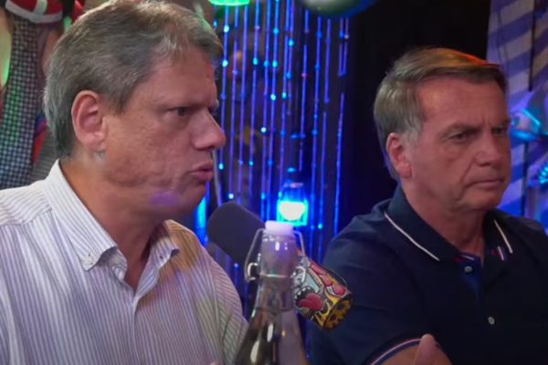 Captura de tela do programa Inteligência LTDA, com participação do governador de SP, Tarcísio de Freitas (Republicanos) e ex-presidente Jair Bolsonaro (PL). - Metrópoles