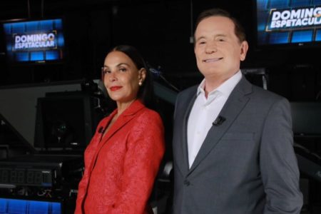 Foto colorida de Carolina Ferraz e Roberto Cabrini - Metrópoles