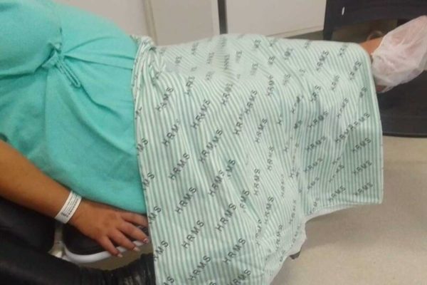 imagem colorida gestante dorme em cadeira hospital regional de campo grande