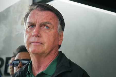 O ex-presidente Jair Bolsonaro chega à Brasília para acompanhar o julgamento do STF que pode torná-lo réu por suposta tentativa de golpe de Estado após eleições de 2022