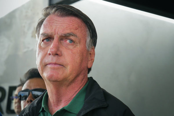 O ex-presidente Jair Bolsonaro chega à Brasília para acompanhar o julgamento do STF que pode torná-lo réu por suposta tentativa de golpe de Estado após eleições de 2022