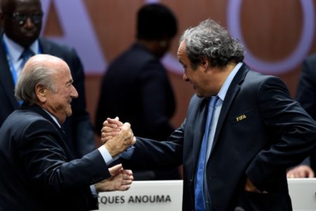 Imagem colorida de Joseph Blatter e Michel Platini - Metrópoles