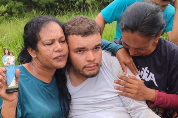 Jovem e familiares - Metrópoles