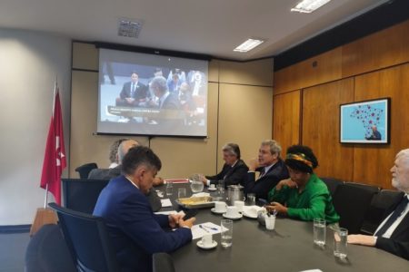 Parte da bancada do PT acompanha o julgamento de Bolsonaro na liderança do partido na Câmara