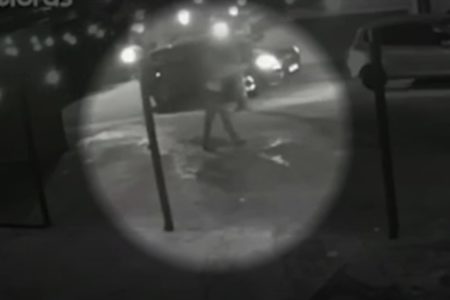 Captura de tela, em preto em branco, de homem que atirou contra funcionários e frequentadores de bar em Sorocaba. - Metrópoles
