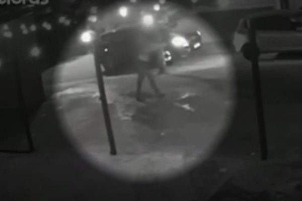 Captura de tela, em preto em branco, de homem que atirou contra funcionários e frequentadores de bar em Sorocaba. - Metrópoles