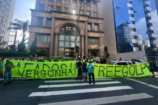 Foto colorida de torcedores do Coritiba, em protesto contra donos da SAF