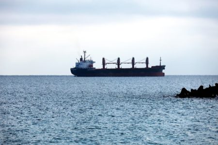 Imagem colorida mostra navio no Mar Negro - Metrópoles