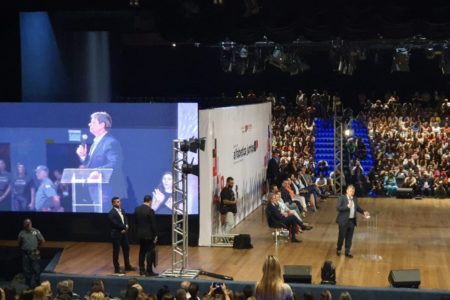 Imagem colorida mostra governador Tarcísio de Freitas em palco de evento nesta terça (23/3)