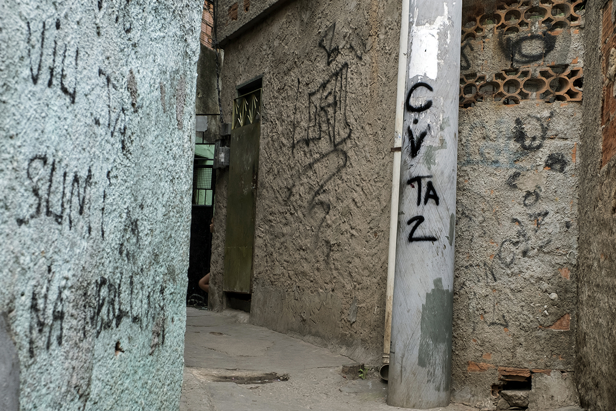 Pinturas nas paredes mostram que o CV (Comando Vermelho, uma das duas grandes organizações de drogas) reina aqui na favela Complexo do Alemão no Rio de Janeiro, Brasil