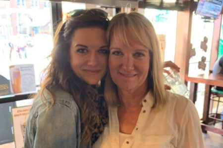 Imagem mostra Kate Dornell e a mãe. As duas são mulheres brancas, e estão abraçadas - Metrópoles