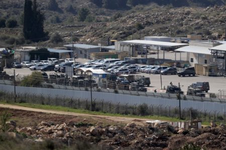 Imagem colorida mostra prisão em Israel - Metrópoles