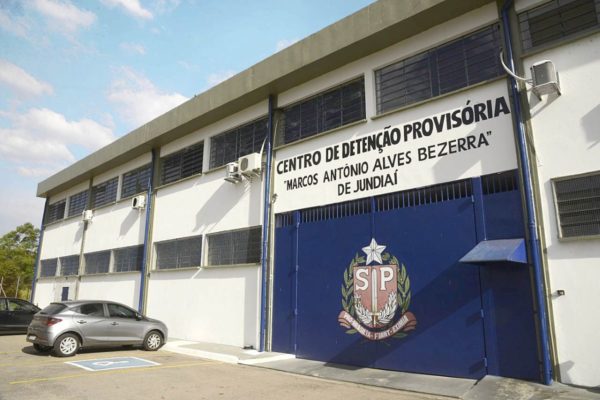 Imagem colorida mostra a fachada do CDP de Jundiaí, em São Paulo, onde mulher foi detida tentando entrar com maconha escondida na vagina - Metrópoles
