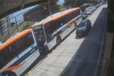 Imagem colorida, Carro oficial do RJ atropela e mata estudante na via exclusiva do BRT - Metrópoles