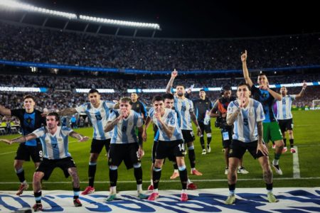 Imagem colorida da seleção argentina - Metrópoles