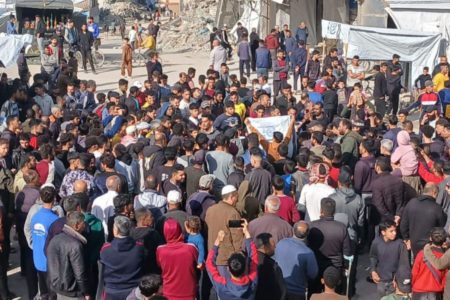 Foto colorida de manifestantes no norte de Gaza - Metrópoles