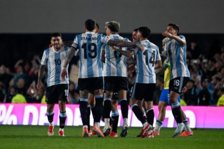 Imagem colorida dos jogadores da Argentina - Metrópoles