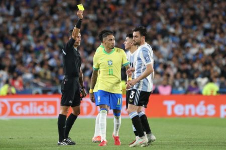 Imagem colorida de Lateral da Argentina diz que Raphinha se justificou pela fala polêmica - Metrópoles