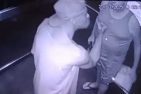 Imagem em preto e branco de homem negro coagindo outro homem, seu vizinho, com a mão serrada - Metrópoles