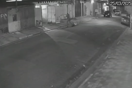 Imagem de uma câmera de segurança mostra uma mulher largada no chão sofrendo tiros de um homem - Metrópoles