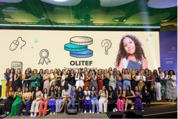 Imagem colorida de estudantes que participaram da OLITEF 2024 - Metrópoles
