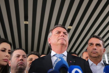 Bolsonaro em frente ao Senado
