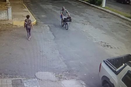 Imagem colorida de pai andando de bicicleta - Metrópoles