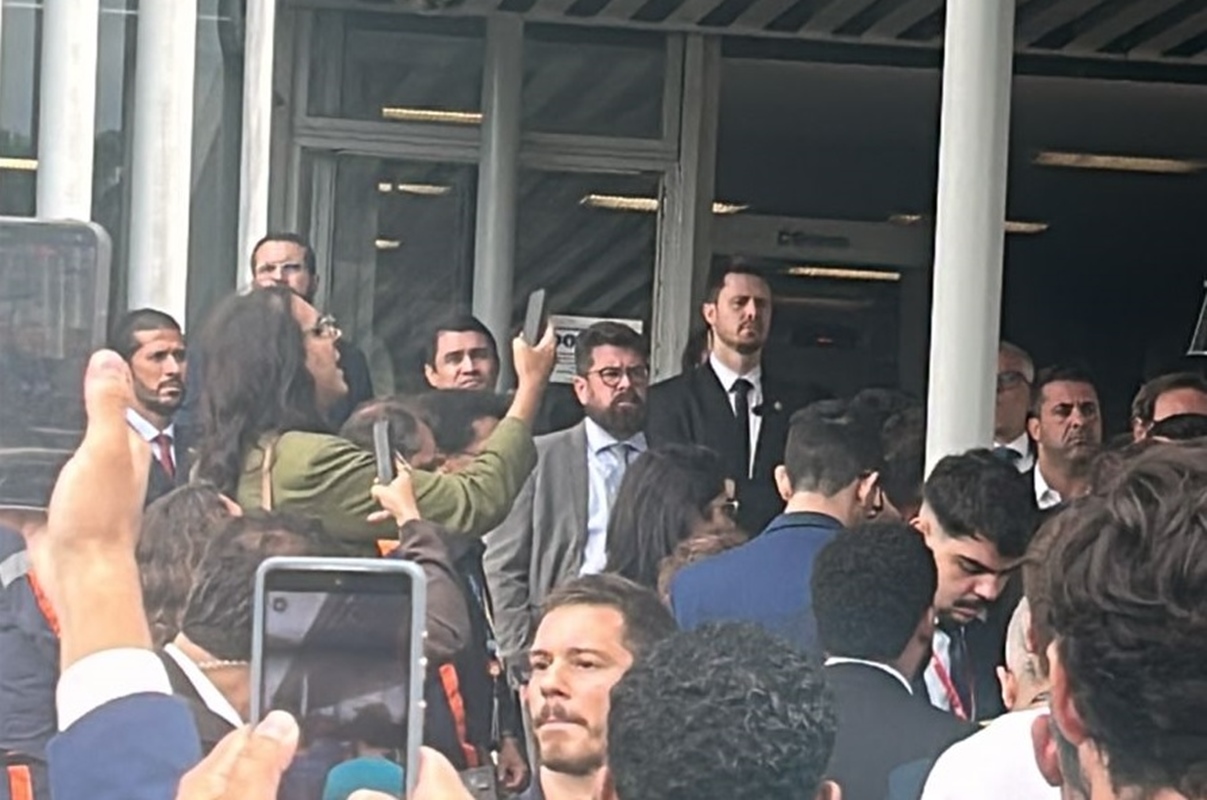 Deputada Duda Salabert (PDT-MG) acompanhou parte do discurso de Jair Bolsonaro no Senado, após STF tornar ex-presidente réu no inquérito do golpe