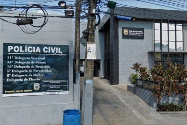 Imagem colorida, Criança de 4 anos é encontrada amarrada no quintal e pais são presos - Metrópoles