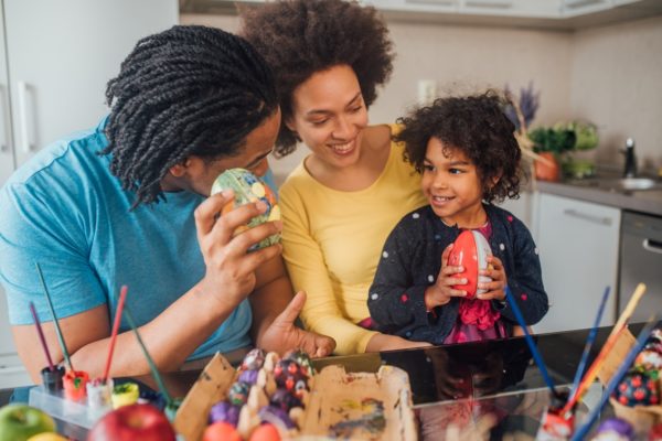 Família feliz fazendo ovos de Páscoa - Metrópoles