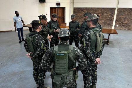 Imagem colorida mostra soldados do Brasil - Metrópoles