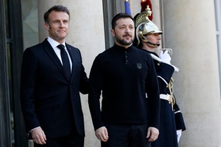 Imagem colorida mostra Macron e Zelensky - Metrópoles