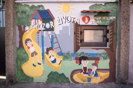 Imagem colorida, Caixas para depósito de bebês abandonados causa polêmica na Croácia - Metrópoles