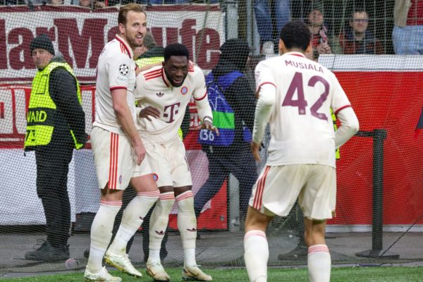 Foto colorida de Harry Kane, Alphonso Davies e Jamal Musiala, jogadores do Bayern de Munique - Metrópoles