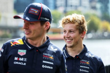 Foto colorida de Max Verstappen e Liam Lawson, dupla da Red Bull na Fórmula 1 - Metrópoles