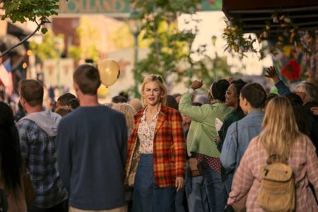 Imgem colorida do fillme hollan- nicole kidman está perdidaa no meio da multidão