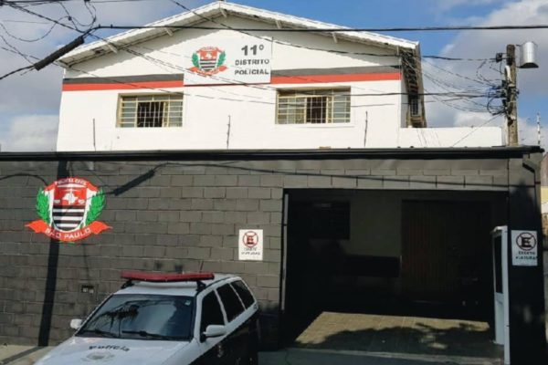 Foto colorida da fachada do 11º DP de Campinas, onde mulher que maltratou filho bebê de um ano foi detida. - Metrópoles