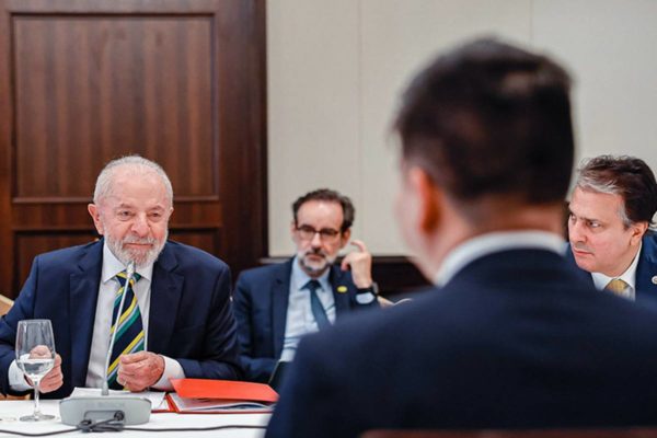 Foto colorida do Presidente da República, Luiz Inácio Lula da Silva e o Ministro da Educação, Camilo Santana durante reunião com representantes da Associação de Pesquisadores brasileiros no Japão - Metrópoles