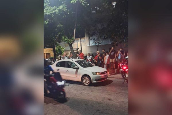 imagem colorida carro alvejado bangu