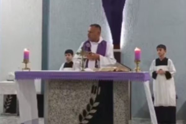 Imagem colorida de missa interrompida por tiros - Metrópoles