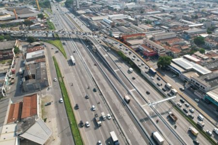 Imagem colorida mostra trecho da Marginal Tietê, em SP, cortada pela ponte do Tatuapé - Metrópoles