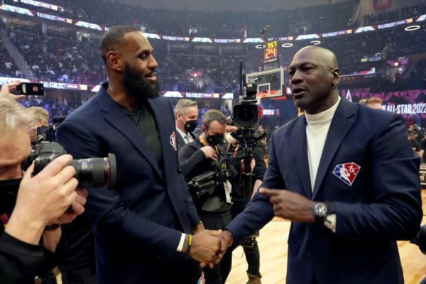 LeBron James e Michael Jordan se cumprimentando - Metrópoles