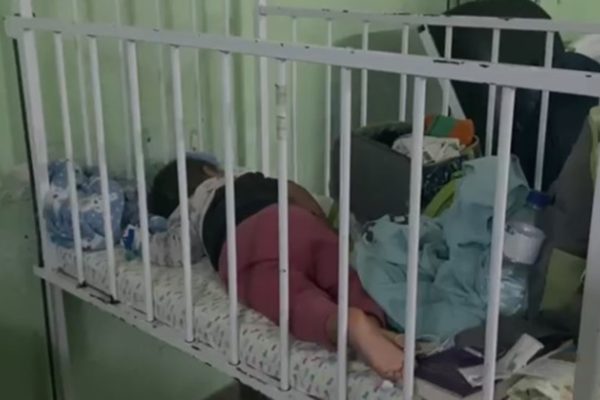 Criança em berço - Metrópoles