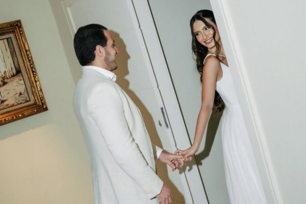 Foto colorida de Malu Lazari com o marido - Metrópoles
