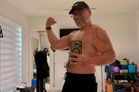 Imagem colorida de Leandro Hassum mostrando corpo no espelho