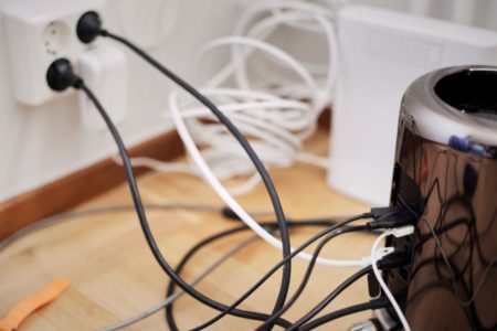 Imagem colorida de eletrônico conectado à tomada