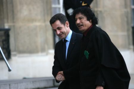 Imagem colorida mostra Sarkozy e Gaddafi - Metrópoles