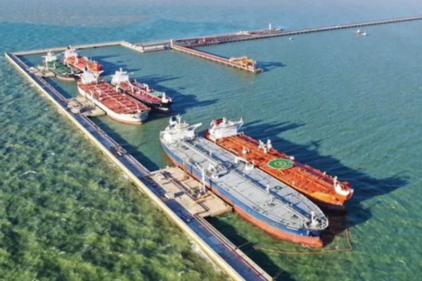 Embarcações no Porto de Açu