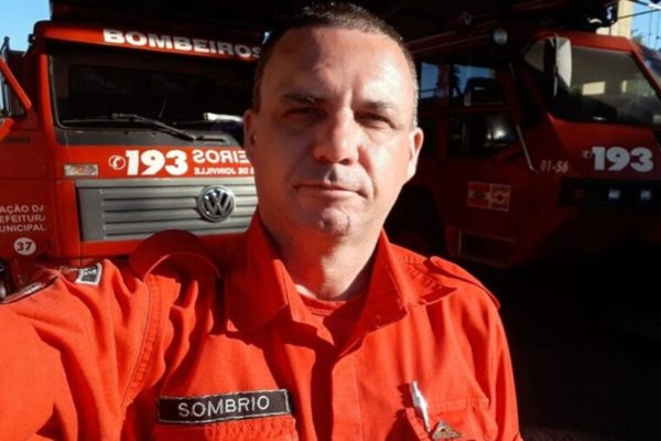 Imagem colorida de bombeiro que morreu em SC - Metrópoles